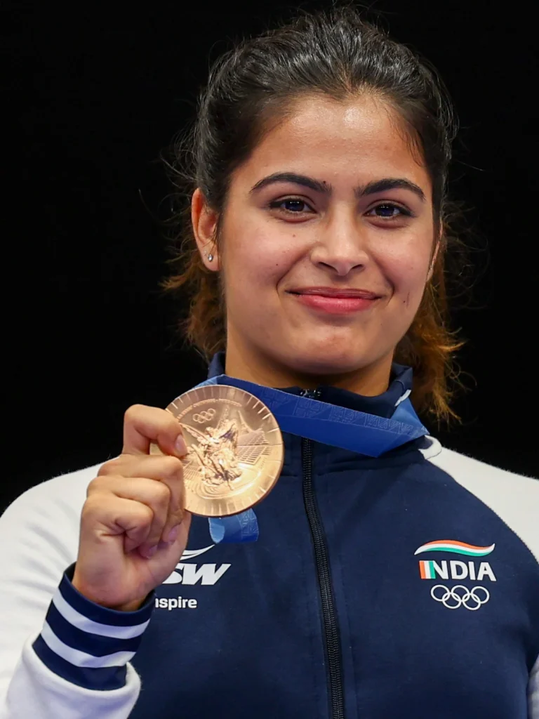 Manu Bhaker wuth medal