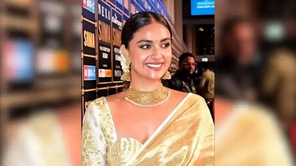 Keerthy Suresh dazzles as the ultimate ‘Golden Girl’ in a stunning silk sari.