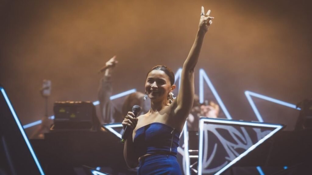 "Confusion Reigns: The Internet Questions Alia Bhatt’s Unexpected Appearance at Alan Walker’s Bengaluru Concert"